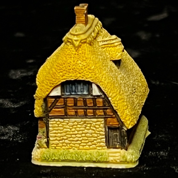 Lilliput Lane - Honeysuckle Cottage Miniature - Dream Miniatures Collection - Picture 3 of 6